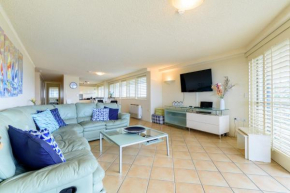 Отель Main Beach Waterfront Apartment  Серферс-Парадайс